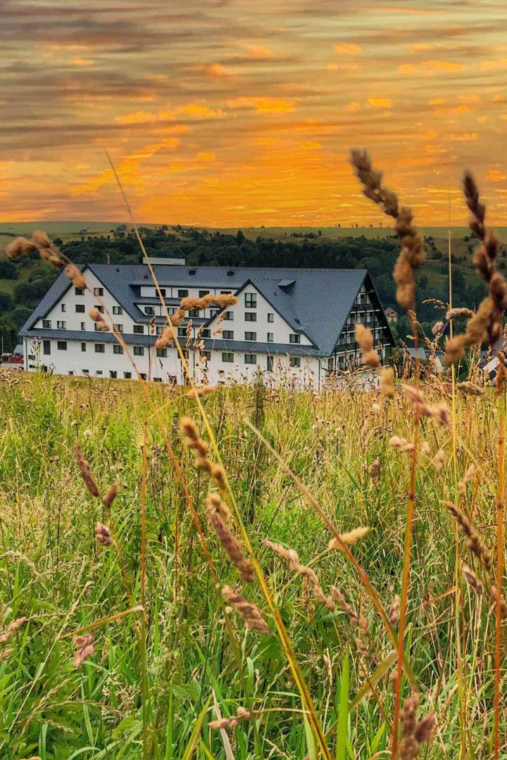 Alpina-Lodge bei Sonnenuntergang Rückansicht