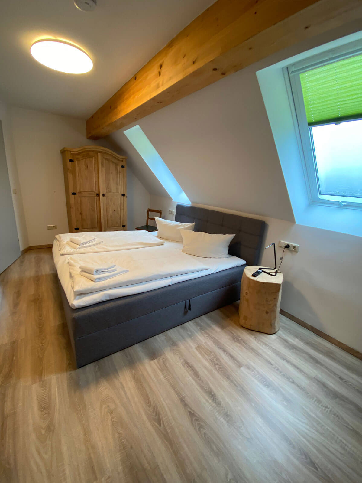 FASA-Lodge Appartment Obergeschoss Doppelbett freistehend unter Dachschräge