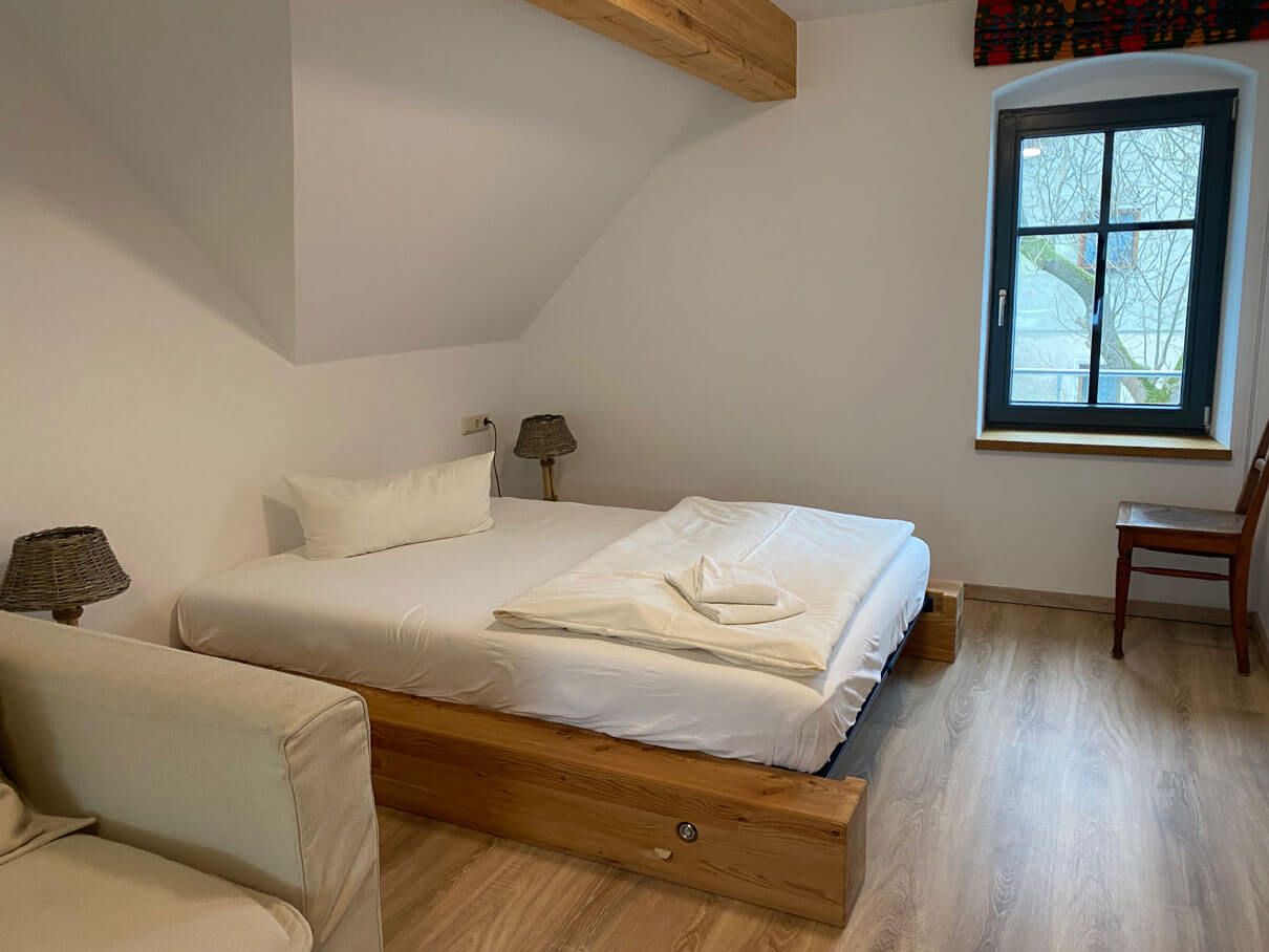 FASA-Lodge Appartment Obergeschoss Doppelbett unter Dachschräge