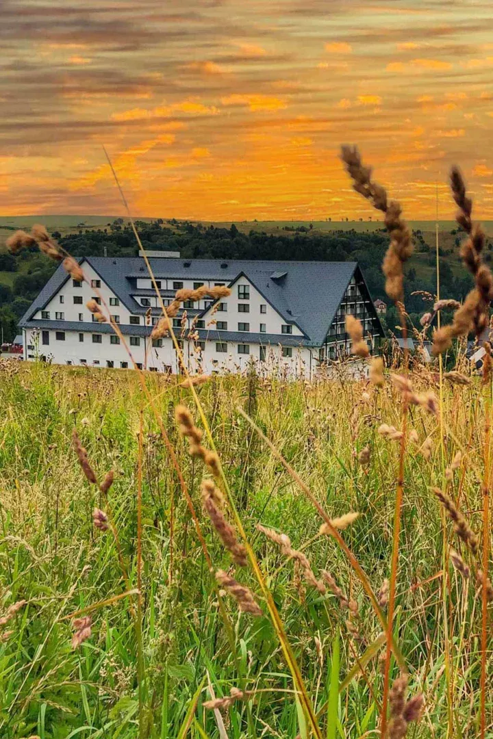 Alpina-Lodge bei Sonnenuntergang Rückansicht 