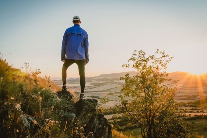 Kammweg Erzgebirge-Vogtland Wanderer blickt auf Tal bei Sonnenuntergang